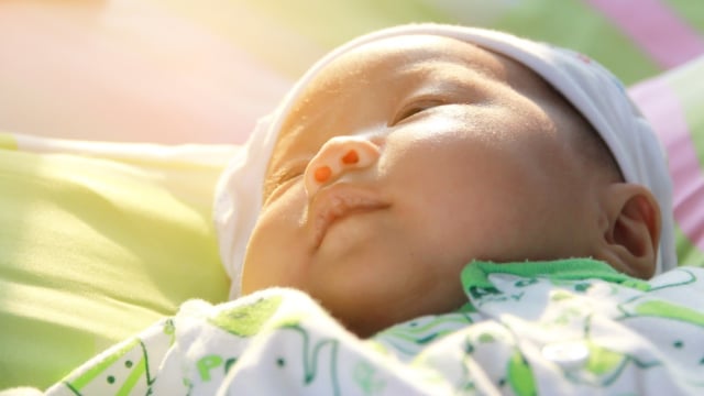 Bayi berjemur. (Foto: Shutterstock)