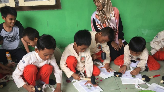Kegiatan belajar sambil bermain di Kampung Sains, Desa Krangkajen, Yogyakarta. (Foto: Muhammad Lutfan Darmawan/kumparan)
