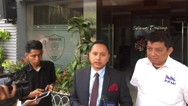 Sekretaris Jenderal Persaudaraan Pekerja Muslim Indonesia (PPMI), Zulkhair (kanan) diperiksa di Ditkrimsus Polda Metro Jaya. (Foto: Mirsan Simamora/kumparan)