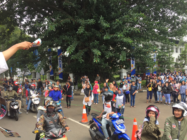 Warga Bandung antusias melihat pawai FFB 2018 (Foto: Giovanni)