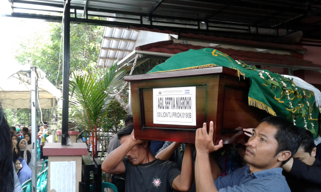 Isak Tangis Keluarga Iringi Pemakaman Agil, Korban Lion Air asal Slawi
