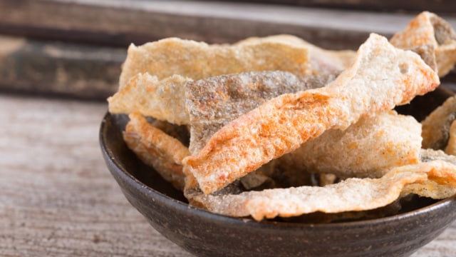 Salted egg fish skin yang sedang jadi camilan kekinian  (Foto: Shutterstock)