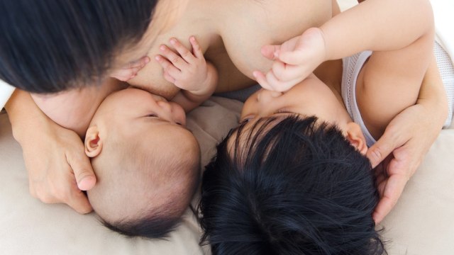 Tandem nursing (Foto: Shutter Stock)