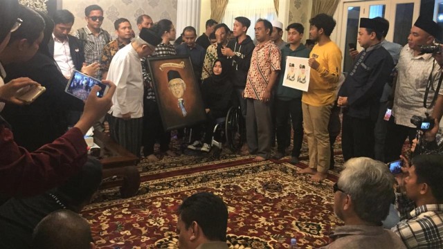 Cawapres nomor urut 01, Ma’ruf Amin menerima lukisan dari salah satu disabilitas di kediamannya, Situbondo, Menteng, Jakarta, Jumat (24/11). (Foto: Ricad Saka/kumparan)