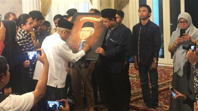 Cawapres nomor urut 01, Ma’ruf Amin menerima lukisan dari salah satu disabilitas di kediamannya, Situbondo, Menteng, Jakarta, Jumat (24/11). (Foto: Ricad Saka/kumparan)