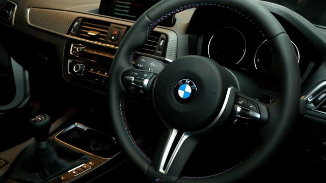 Interior BMW M2. (Foto: Jamal Ramadhan/kumparan)