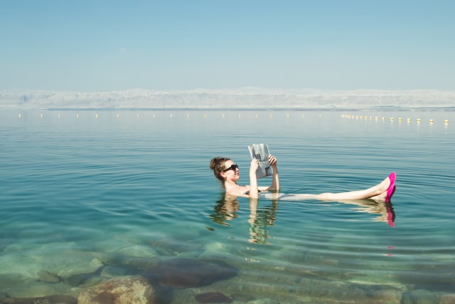 Wisatawan Tidak Tenggelam di Laut Mati, Yordania (Foto: Shutter Stock)