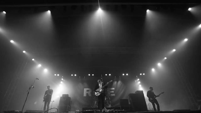 Band Rock asal Inggris, RIDE, menggebrak panggung Eldorado Dome, Bandung, Sabtu (24/11). (Foto: Instagram/@supergeneration_ind)