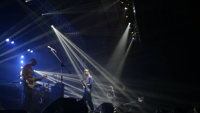 Band Rock asal Inggris, RIDE, menggebrak panggung Eldorado Dome, Bandung, Sabtu (24/11). (Foto: Instagram/@supergeneration_ind)