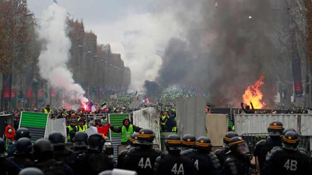 Ribuan demonstran di Paris berunjuk rasa atas kenaikan BBM dan kebijakan ekonomi Presiden Prancis Emmanuel Macron. (Foto: REUTERS/Gonzalo Fuentes)