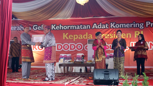 Jokowi dan Iriana terima Gelar Adat Komering di Palembang, Sumatera Selatan, Minggu (25/11/2018). (Foto: Yudhistira Amran Saleh/kumparan)