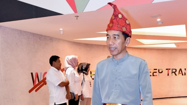 Jokowi sebelum terima gelar adat Komering di Palembang, Sumsel. (Foto: Dok. Agus Suparto - Presidential Palace)