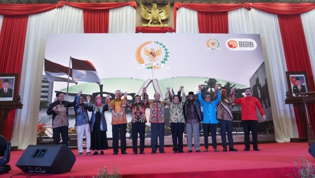 Para pejabat penyelenggara foto bersama di Festival Beasiswa Nusantara, Minggu (25/11/2018). (Foto: Helmi Afandi Abdullah/kumparan)