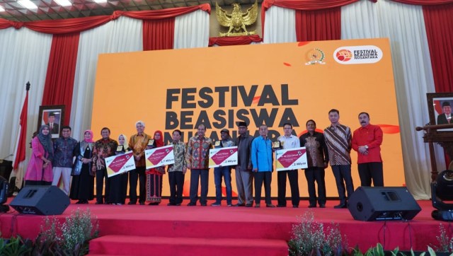 Pemberian beasiswa kepada siswa terpilih di Festival Beasiswa Nusantara, Minggu (25/11/2018). (Foto: Helmi Afandi Abdullah/kumparan)