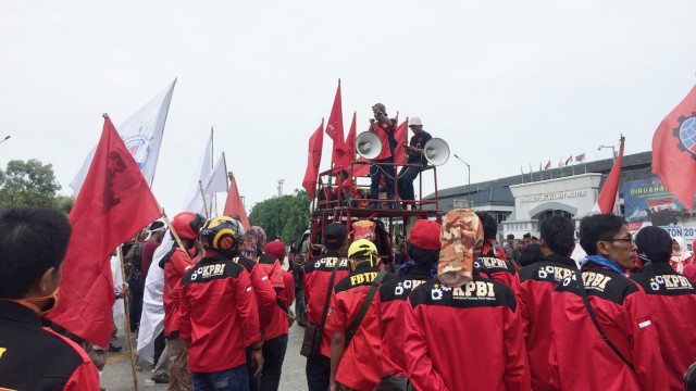 KPBI Jakarta mengelar aksi demonstrasi di depan Pelabuhan Tanjung Priok sebelum Rapat Akbar dimulai. (Foto:  Fachrul Irwinsyah/kumparan)