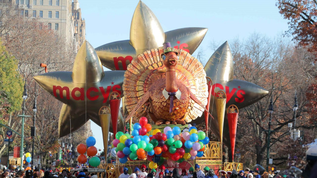 Balon helium merupakan pengganti dari binatang-binatang liar yang dibawa dari kebun binatang agar anak-anak tidak takut menonton parade. (Foto:  REUTERS/Brendan McDermid)