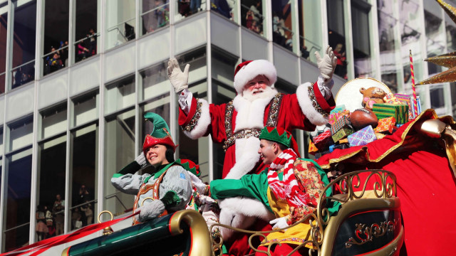 Walau belum Natal, Santa Claus pun tidak ketinggalan untuk ikut berpartisipasi.  (Foto: REUTERS/Brendan McDermid)