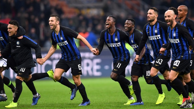 Para pemain Inter merayakan kemenangan. (Foto: REUTERS/Daniele Mascolo)