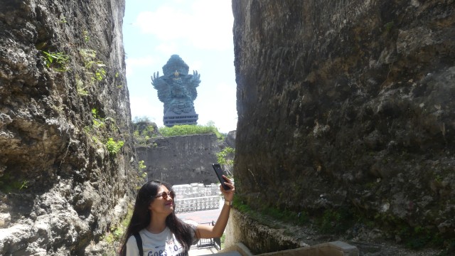 Wisatawan yang sedang selfie di dekat Patung Garuda Wisnu Kencana (Foto: Gitario Vista Inasis/kumparan)