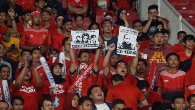 Suporter Indonesia membawa poster bertuliskan EDY OUT Jelang pertandingan AFF Suzuki Cup 2018 Indonesia vs Filipina. (Foto: Helmi Afandi Abdullah/kumparan)