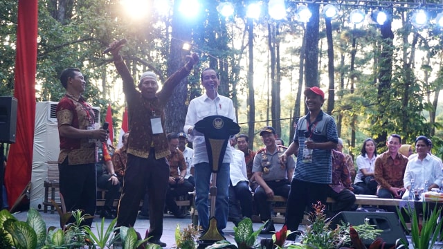 Jokowi dan penerima SK Perhutanan Sosial di Palembang, Sumatera Selatan. (Foto: Yudhistira Amran Saleh/kumparan)