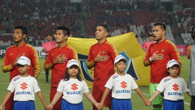 Timnas Indonesia saat menyanyikan lagu kebangsaan Indonesia Raya di AFF Suzuki Cup 2018. (Foto: Helmi Afandi Abdullah/kumparan)