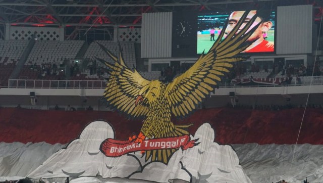 Suporter Timnas Indonesia membentangkan bendera Indonesia dan lambang Garuda. (Foto: Helmi Afandi/kumparan)