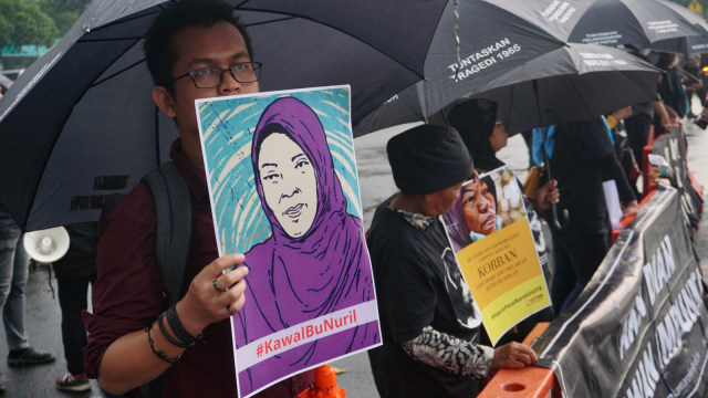 Aksi Kamisan memberikan dukungan kepada Baiq Nuril di depan Istana Merdeka, Jakarta, Kamis (22/11/2018). (Foto: Nugroho Sejati/kumparan)