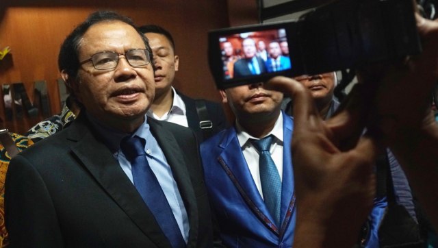 Ekonom senior Rizal Ramli menjawab pertanyaan wartawan usai jalani pemeriksaan di Bareskrim Polri, Tanah Abang, Jakarta, Senin (26/11/2018). Foto: Fanny Kusumawardhani/kumparan