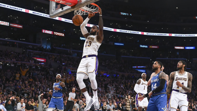 LeBron James melakukan dunk saat Lakers menghadapi Orlando Magic. (Foto: Robert Hanashiro-USA TODAY Sports via Reuters)