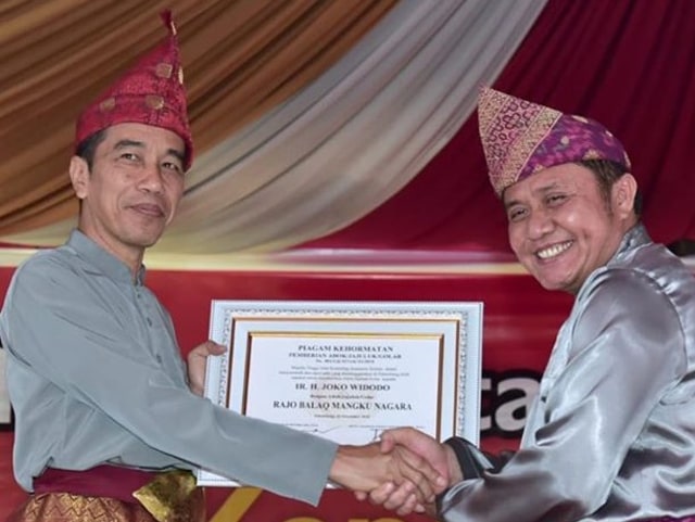 Presiden Jokowi Terima Gelar Raja Balaq Mangkunegara dari Suku Komering