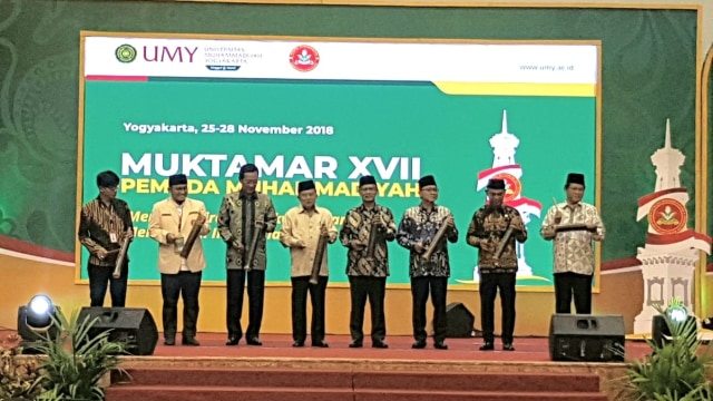 Wakil Presiden, Jusuf Kalla (keempat dari kiri), membuka Muktamar XVII Pemuda Muhammadiyah. (Foto: Dok. Setwapres)