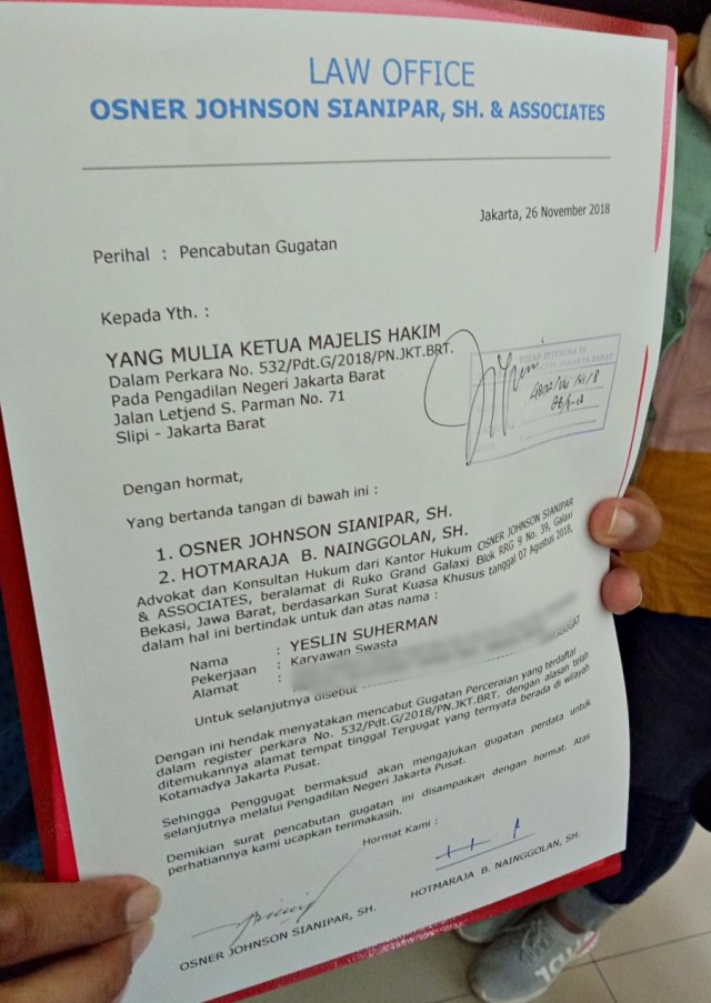 Surat pencabutan gugatan cerai Yeslin Wang terhadap Delon di PN Jakbar. (Foto: Aria Pradana/kumparan)