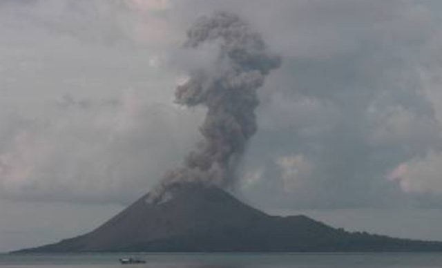 Gunung Anak Krakatau Erupsi, Warga Dilarang Berada Dalam Radius 2 Kilometer dari Kawah