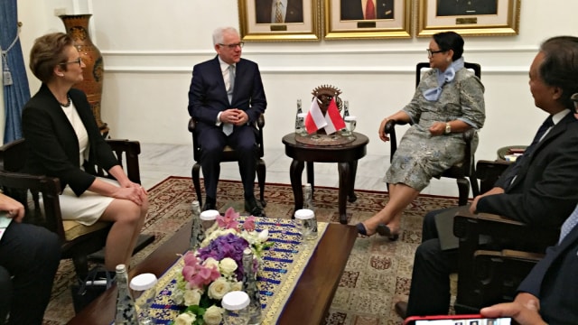 Menteri Luar Negeri Polandia Jacek Czaputowicz (dua kiri) bertemu dengan Menteri Luar Negeri Indonesia Retno Marsudi (dua kanan) di Kementerian Luar Negeri, Jakarta Pusat, Senin (26/11). (Foto: Darin Atiandina/kumparan)