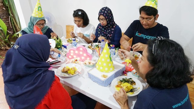 Sejumlah karyawan makan bersama saat acara syukuran kantor baru kumparan di kawasan Pasar Minggu. (Foto: Jamal Ramadhan/kumparan)