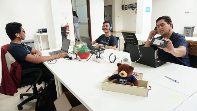 Suasana kerja tim kolaborasi di kantor baru kumparan di kawasan Pasar Minggu. (Foto: Jamal Ramadhan/kumparan)