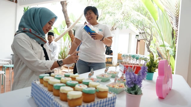 Sejumlah karyawan mencoba cupcake di acara syukuran kantor baru kumparan di kawasan Pasar Minggu. (Foto: Jamal Ramadhan/kumparan)