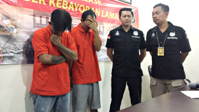 Tersangka kasus penipuan anggota BNN gadungan di Polsek Kebayoran Lama Jakarta Selatan, Senin (26/11/2018). (Foto: Raga Imam/kumparan)