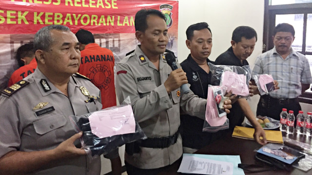 Konferensi pers terkait penipuan anggota BNN gadungan di Polsek Kebayoran Lama Jakarta Selatan, Senin (26/11/2018). (Foto: Raga Imam/kumparan)