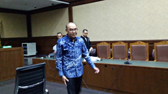 Bos Blackgold Natural Resources Ltd, Johannes Budisutrisno Kotjo, usai melakukan persidangan di Pengadilan Tipikor Jakarta, Senin (26/11/2018). (Foto: Aprilandika Pratama/kumparan)