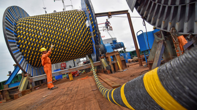 Pekerja melakukan penggelaran kabel bawah laut kelistrikan Tiga Gili di perairan Gili Trawangan, Tanjung, Lombok Utara, NTB. (Foto: ANTARA FOTO/Ahmad Subaidi)