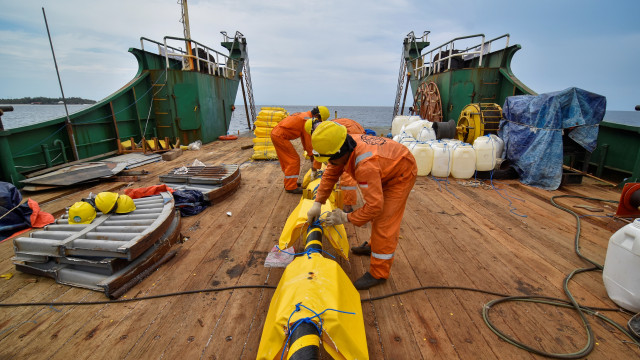 Pekerja melakukan penggelaran kabel bawah laut kelistrikan Tiga Gili di perairan Gili Trawangan, Tanjung, Lombok Utara, NTB. Foto: ANTARA FOTO/Ahmad Subaidi