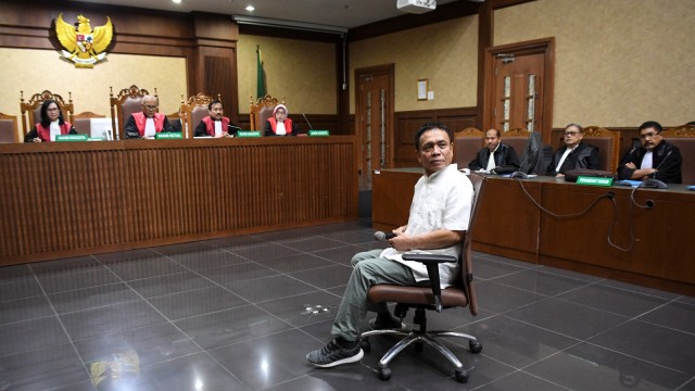 Gubernur Aceh nonaktif Irwandi Yusuf menjalani sidang dengan agenda pembacaan dakwaan di Pengadilan Tipikor, Jakarta (Foto: ANTARA FOTO/Hafidz Mubarak )