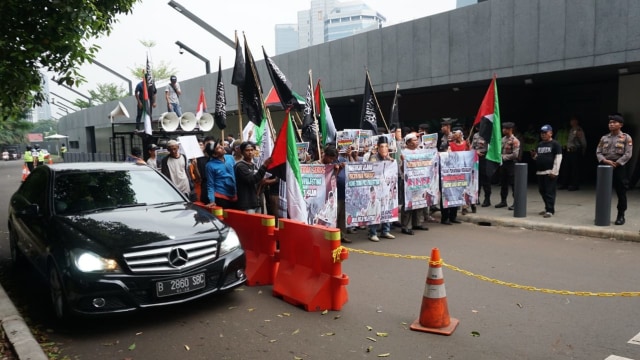 Massa yang tergabung dalam Gema Muslim Indonesia GMI berunjuk rasa di depan Kedutaan Besar Australia, Kuningan, Jakarta, Senin (26/11). (Foto: Jamal Ramadhan/kumparan)