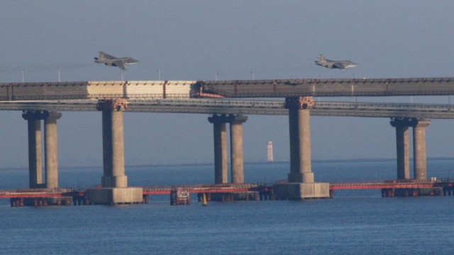 Dua pesawat jet terbang diatas Selat Kerch. (Foto: REUTERS/Pavel Rebrov)