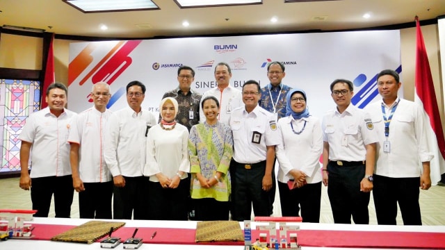Foto bersama di acara kerja sama Pertamina dengan Jasa Marga, Pos Indonesia, dan KAI. (Foto: Dok. Kementerian BUMN)