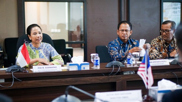 Menteri BUMN Rini Soemarno (kiri) di acara pertemuan kerja sama Indonesia dan Malaysia dalam hal usaha dagang di sektor komoditas gula.  (Foto: Dok. Humas Kementerian BUMN)
