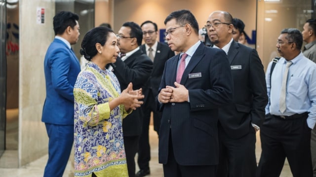 Menteri BUMN Rini Soemarno berbincang dengan PDNHEP Malaysia Datuk Seri Saifuddin Nasution Ismail di Kantor Kementerian BUMN pada Senin (26/11).  (Foto: Dok. Humas Kementerian BUMN)