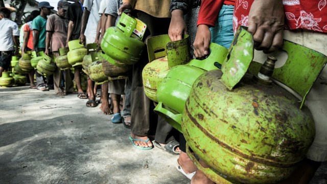 Ratusan warga antre untuk mendapatkan gas LPG 3kg di halaman Kantor Kecamatan IB II Palembang, Sumatera Selatan. (Foto: Antara FOTO/Nova Wahyudi)